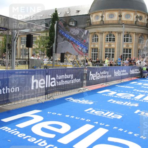 29.06.2025 - hella hamburg halbmarathon Michael Strokosch http://msf.ph/oto/8410118 29.06.2025 10:10:38 Ziel 43 meine-sportfotos.de