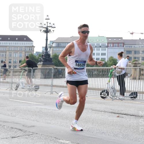 29.06.2025 - hella hamburg halbmarathon Lena Gebhardt http://msf.ph/oto/8410122 29.06.2025 09:38:56 Lombardsbrücke 16529, 11409, 11864, 16529 meine-sportfotos.de