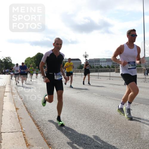 29.06.2025 - hella hamburg halbmarathon Lena Gebhardt http://msf.ph/oto/8410126 29.06.2025 09:50:10 Lombardsbrücke 18275, 17620, 1533, 1343, 1445, 1615, 1675, 1688, 1800, 1803, 1975, 2324, 2415, 2568, 2573, 2826, 2949, 3282, 3332, 3431, 3530, 4303, 4318, 4398, 4425, 4528, 4823, 5248, 5409, 5436, 5791, 5803, 6123, 6649, 6682, 6704, 7495, 7774, 7796, 8370, 8450, 8629, 8925, 9017, 9264, 9265, 9294, 9296, 9302, 9365, 9711, 9979, 10218, 10680, 10894, 11765, 11767, 12292, 12327, 12540, 12554, 12839, 12895, 13141, 13457, 13725, 13800, 14077, 14204, 14374, 14560, 14688 meine-sportfotos.de