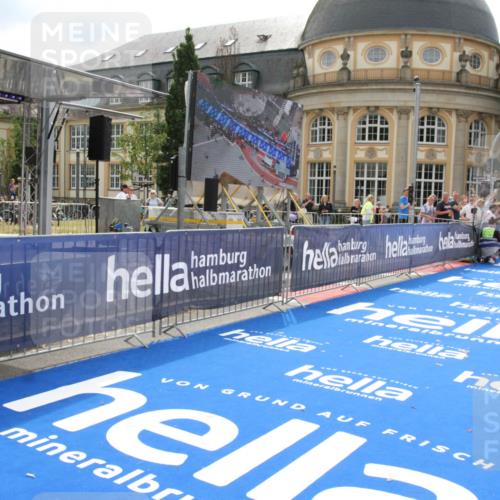 29.06.2025 - hella hamburg halbmarathon Michael Strokosch http://msf.ph/oto/8410127 29.06.2025 10:10:39 Ziel 43 meine-sportfotos.de