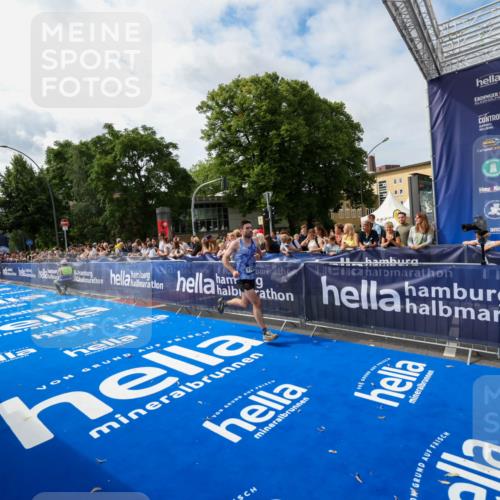 29.06.2025 - hella hamburg halbmarathon Zöllner http://msf.ph/oto/8410128 29.06.2025 10:20:12 Ziel 54, 11829, 12678 meine-sportfotos.de