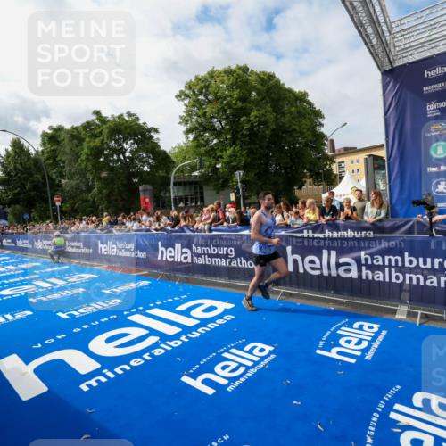 29.06.2025 - hella hamburg halbmarathon Zöllner http://msf.ph/oto/8410138 29.06.2025 10:20:12 Ziel 54, 11829, 12678 meine-sportfotos.de