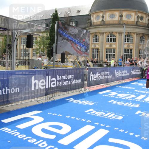 29.06.2025 - hella hamburg halbmarathon Michael Strokosch http://msf.ph/oto/8410139 29.06.2025 10:10:39 Ziel 43 meine-sportfotos.de