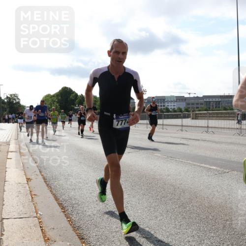29.06.2025 - hella hamburg halbmarathon Lena Gebhardt http://msf.ph/oto/8410148 29.06.2025 09:50:10 Lombardsbrücke 18275, 7774, 7620, 1343, 1445, 1615, 1675, 1688, 1800, 1803, 1975, 2324, 2415, 2568, 2573, 2826, 2949, 3282, 3332, 3431, 3530, 4303, 4318, 4398, 4425, 4528, 4823, 5248, 5409, 5436, 5791, 5803, 6123, 6649, 6682, 6704, 7495, 7774, 7796, 8370, 8450, 8629, 8925, 9017, 9264, 9265, 9294, 9296, 9302, 9365, 9711, 9979, 10218, 10680, 10894, 11765, 11767, 12292, 12327, 12540, 12554, 12839, 12895, 13141, 13457, 13725, 13800, 14077, 14204, 14374, 14560, 14688 meine-sportfotos.de