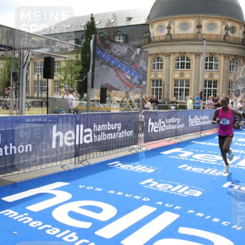 29.06.2025 - hella hamburg halbmarathon Michael Strokosch http://msf.ph/oto/8410149 29.06.2025 10:10:39 Ziel 43 meine-sportfotos.de