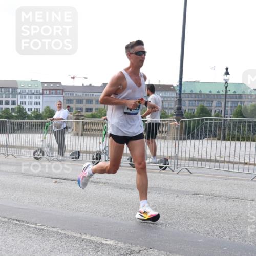 29.06.2025 - hella hamburg halbmarathon Lena Gebhardt http://msf.ph/oto/8410151 29.06.2025 09:38:57 Lombardsbrücke 11409, 11864, 16529 meine-sportfotos.de
