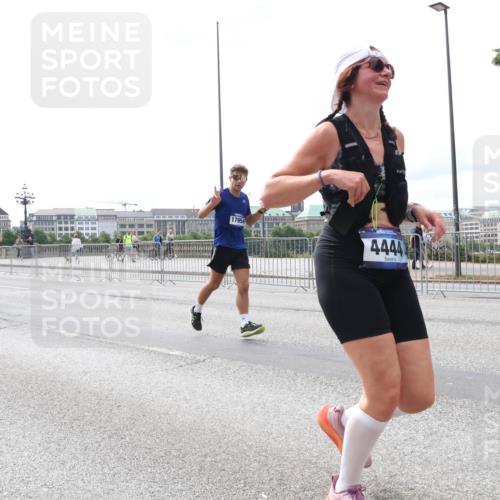 29.06.2025 - hella hamburg halbmarathon Lena Gebhardt http://msf.ph/oto/8410155 29.06.2025 10:25:05 Lombardsbrücke 4008, 17954, 4444, 1352, 1627, 1740, 2000, 2108, 2249, 2944, 3099, 3113, 3920, 3961, 3963, 4008, 4010, 4221, 4444, 5126, 5564, 5814, 6261, 7778, 8083, 8962, 9573, 9927, 10907, 11400, 11651, 11816, 11817, 11921, 13510, 14086, 14649, 14898, 15016, 15119, 15124, 15153, 15679, 15942, 15975, 16421, 16422, 17185, 17535, 17954, 18194, 18198 meine-sportfotos.de
