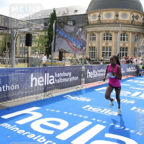 29.06.2025 - hella hamburg halbmarathon Michael Strokosch http://msf.ph/oto/8410159 29.06.2025 10:10:40 Ziel 43 meine-sportfotos.de
