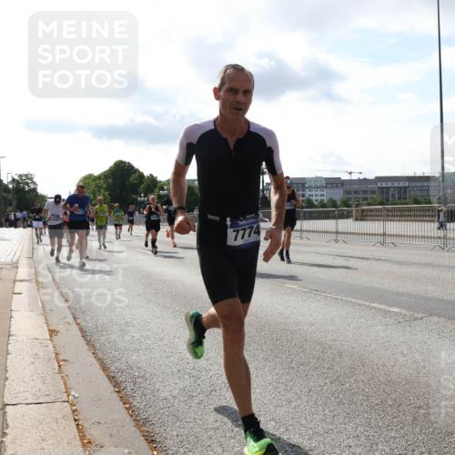 29.06.2025 - hella hamburg halbmarathon Lena Gebhardt http://msf.ph/oto/8410171 29.06.2025 09:50:10 Lombardsbrücke 6275, 7774, 1343, 1445, 1615, 1675, 1688, 1800, 1803, 1975, 2324, 2415, 2568, 2573, 2826, 2949, 3282, 3332, 3431, 3530, 4303, 4318, 4398, 4425, 4528, 4823, 5248, 5409, 5436, 5791, 5803, 6123, 6649, 6682, 6704, 7495, 7774, 7796, 8370, 8450, 8629, 8925, 9017, 9264, 9265, 9294, 9296, 9302, 9365, 9711, 9979, 10218, 10680, 10894, 11765, 11767, 12292, 12327, 12540, 12554, 12839, 12895, 13141, 13457, 13725, 13800, 14077, 14204, 14374, 14560, 14688 meine-sportfotos.de