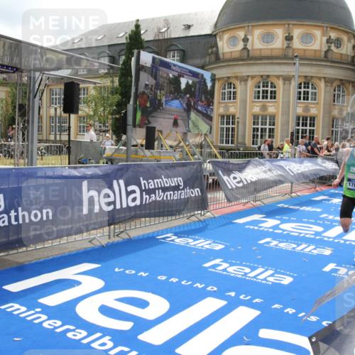 29.06.2025 - hella hamburg halbmarathon Michael Strokosch http://msf.ph/oto/8410175 29.06.2025 10:11:03 Ziel 17888 meine-sportfotos.de