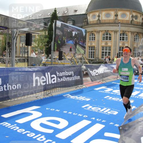 29.06.2025 - hella hamburg halbmarathon Michael Strokosch http://msf.ph/oto/8410183 29.06.2025 10:11:03 Ziel 17888 meine-sportfotos.de