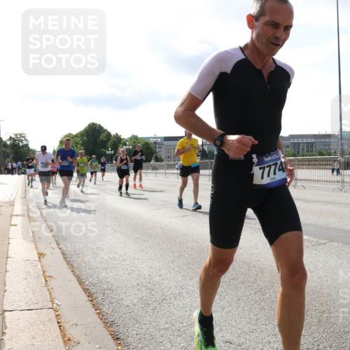 29.06.2025 - hella hamburg halbmarathon Lena Gebhardt http://msf.ph/oto/8410196 29.06.2025 09:50:11 Lombardsbrücke 7774, 1343, 1615, 1675, 1688, 1800, 1803, 1975, 2324, 2415, 2568, 2573, 2826, 2949, 3282, 3332, 3431, 3530, 4303, 4318, 4398, 4425, 4528, 4823, 5248, 5409, 5436, 5791, 5803, 6123, 6649, 6682, 6704, 7495, 7774, 7796, 8370, 8450, 8629, 8925, 9017, 9264, 9265, 9294, 9296, 9302, 9365, 9711, 9979, 10218, 10680, 10894, 11765, 11767, 12292, 12327, 12540, 12554, 12839, 12895, 13141, 13457, 13725, 13800, 14077, 14204, 14374, 14560, 14688 meine-sportfotos.de