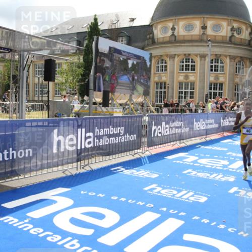 29.06.2025 - hella hamburg halbmarathon Michael Strokosch http://msf.ph/oto/8410199 29.06.2025 10:11:11 Ziel 46 meine-sportfotos.de