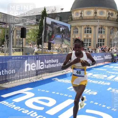 29.06.2025 - hella hamburg halbmarathon Michael Strokosch http://msf.ph/oto/8410217 29.06.2025 10:11:12 Ziel 46 meine-sportfotos.de