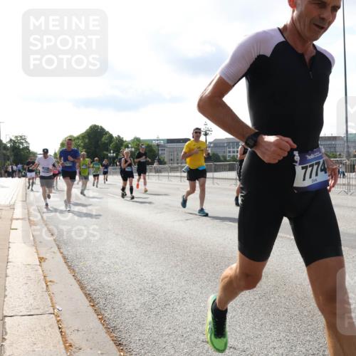 29.06.2025 - hella hamburg halbmarathon Lena Gebhardt http://msf.ph/oto/8410218 29.06.2025 09:50:11 Lombardsbrücke 12895, 18275, 7774, 1343, 1615, 1675, 1688, 1800, 1803, 1975, 2324, 2415, 2568, 2573, 2826, 2949, 3282, 3332, 3431, 3530, 4303, 4318, 4398, 4425, 4528, 4823, 5248, 5409, 5436, 5791, 5803, 6123, 6649, 6682, 6704, 7495, 7774, 7796, 8370, 8450, 8629, 8925, 9017, 9264, 9265, 9294, 9296, 9302, 9365, 9711, 9979, 10218, 10680, 10894, 11765, 11767, 12292, 12327, 12540, 12554, 12839, 12895, 13141, 13457, 13725, 13800, 14077, 14204, 14374, 14560, 14688 meine-sportfotos.de