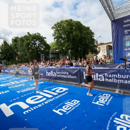 29.06.2025 - hella hamburg halbmarathon Zöllner http://msf.ph/oto/8410219 29.06.2025 10:20:20 Ziel 54, 12678, 14302, 16245 meine-sportfotos.de
