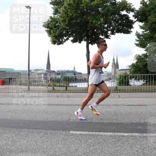 29.06.2025 - hella hamburg halbmarathon Lena Gebhardt http://msf.ph/oto/8410221 29.06.2025 09:38:58 Lombardsbrücke 11409, 11864, 16529 meine-sportfotos.de
