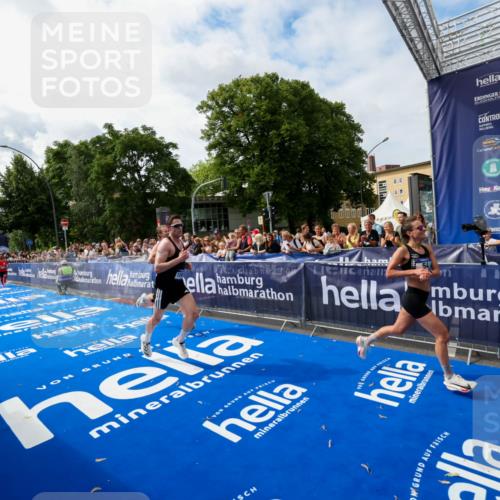 29.06.2025 - hella hamburg halbmarathon Zöllner http://msf.ph/oto/8410232 29.06.2025 10:20:20 Ziel 54, 12678, 14302, 16245 meine-sportfotos.de
