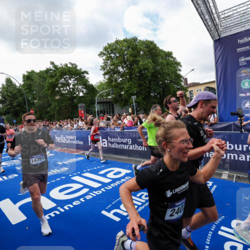 29.06.2025 - hella hamburg halbmarathon Zöllner http://msf.ph/oto/8410241 29.06.2025 10:44:43 Ziel 1782, 2365, 2402, 4991, 5476, 6490, 6495, 10669, 12711, 14351, 14798, 14816, 15185, 15233, 16224, 17251, 18107, 18437, 18464, 18539, 18560, 18868, 19206 meine-sportfotos.de