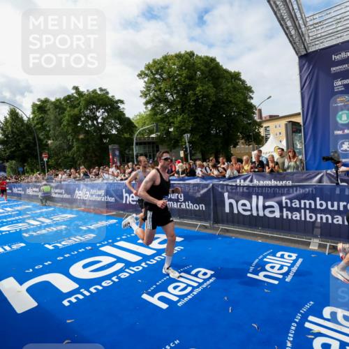 29.06.2025 - hella hamburg halbmarathon Zöllner http://msf.ph/oto/8410251 29.06.2025 10:20:20 Ziel 54, 12678, 14302, 16245 meine-sportfotos.de