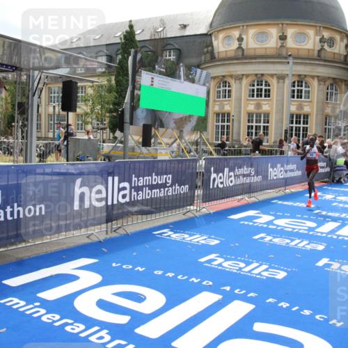 29.06.2025 - hella hamburg halbmarathon Michael Strokosch http://msf.ph/oto/8410254 29.06.2025 10:11:59 Ziel 36 meine-sportfotos.de