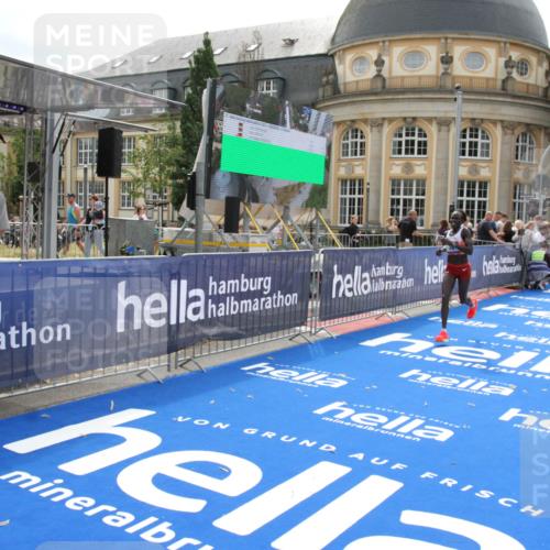 29.06.2025 - hella hamburg halbmarathon Michael Strokosch http://msf.ph/oto/8410263 29.06.2025 10:12:00 Ziel 36 meine-sportfotos.de