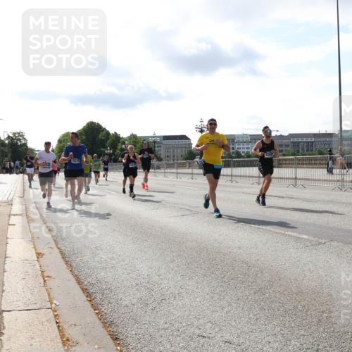 29.06.2025 - hella hamburg halbmarathon Lena Gebhardt http://msf.ph/oto/8410266 29.06.2025 09:50:11 Lombardsbrücke 18275, 1343, 1615, 1675, 1688, 1800, 1803, 1975, 2324, 2415, 2568, 2573, 2826, 2949, 3282, 3332, 3431, 3530, 4303, 4318, 4398, 4425, 4528, 4823, 5248, 5409, 5436, 5791, 5803, 6123, 6649, 6682, 6704, 7495, 7774, 7796, 8370, 8450, 8629, 8925, 9017, 9264, 9265, 9294, 9296, 9302, 9365, 9711, 9979, 10218, 10680, 10894, 11765, 11767, 12292, 12327, 12540, 12554, 12839, 12895, 13141, 13457, 13725, 13800, 14077, 14204, 14374, 14560, 14688 meine-sportfotos.de
