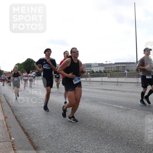 29.06.2025 - hella hamburg halbmarathon Lena Gebhardt http://msf.ph/oto/8410271 29.06.2025 10:04:23 Lombardsbrücke 7017, 6709, 18199, 1707, 1032, 1213, 1355, 1377, 1674, 2011, 2852, 2979, 3488, 3994, 4095, 4146, 4293, 4488, 4587, 5058, 5354, 5365, 5869, 5976, 6142, 6706, 6709, 7017, 8177, 8217, 8421, 8422, 8423, 9489, 9526, 9899, 10213, 10709, 10756, 10834, 10962, 11511, 11582, 12004, 12005, 12653, 12924, 12998, 13173, 13583, 13625, 14340, 14436, 14917, 15520, 15525, 15678, 16099, 16128, 16145, 16753, 16989, 17071, 17098, 17113, 17434, 17437 meine-sportfotos.de