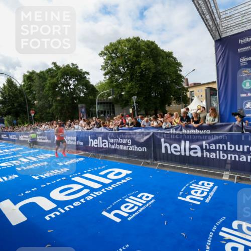 29.06.2025 - hella hamburg halbmarathon Zöllner http://msf.ph/oto/8410277 29.06.2025 10:20:23 Ziel 12373, 16245 meine-sportfotos.de