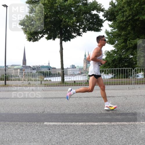 29.06.2025 - hella hamburg halbmarathon Lena Gebhardt http://msf.ph/oto/8410289 29.06.2025 09:38:58 Lombardsbrücke 11409, 11864, 16529 meine-sportfotos.de