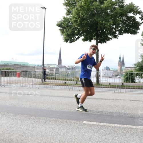 29.06.2025 - hella hamburg halbmarathon Lena Gebhardt http://msf.ph/oto/8410294 29.06.2025 10:25:07 Lombardsbrücke 17954, 1627, 1740, 2000, 2108, 2249, 2278, 3099, 3113, 3920, 3961, 3963, 4008, 4010, 4444, 5126, 5564, 5814, 6261, 6869, 7778, 8083, 8962, 9573, 9927, 10907, 11400, 11816, 11817, 11921, 13510, 14086, 14649, 14898, 15016, 15119, 15124, 15153, 15679, 15942, 15975, 16421, 16422, 17185, 17535, 17954, 18194, 18198 meine-sportfotos.de