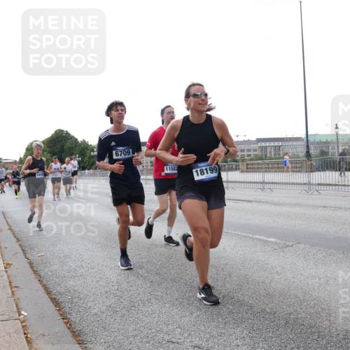 29.06.2025 - hella hamburg halbmarathon Lena Gebhardt http://msf.ph/oto/8410300 29.06.2025 10:04:24 Lombardsbrücke 7017, 14436, 6709, 11582, 18199, 1707, 1032, 1213, 1347, 1355, 1377, 1674, 2011, 2852, 2979, 3488, 3994, 4146, 4293, 4488, 4587, 5058, 5354, 5365, 5869, 5976, 6142, 6311, 6706, 6709, 7017, 8177, 8217, 8421, 8422, 8423, 9489, 9526, 9899, 10213, 10709, 10756, 10834, 10962, 11511, 11582, 12004, 12005, 12653, 12924, 12998, 13173, 13583, 13625, 14340, 14436, 14917, 15520, 15525, 15678, 16099, 16128, 16145, 16753, 16989, 17071, 17113, 17434, 17437 meine-sportfotos.de