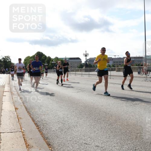 29.06.2025 - hella hamburg halbmarathon Lena Gebhardt http://msf.ph/oto/8410307 29.06.2025 09:50:11 Lombardsbrücke 18275, 1343, 1615, 1675, 1688, 1800, 1803, 1975, 2324, 2415, 2568, 2573, 2826, 2949, 3282, 3332, 3431, 3530, 4303, 4318, 4398, 4425, 4528, 4823, 5248, 5409, 5436, 5791, 5803, 6123, 6649, 6682, 6704, 7495, 7774, 7796, 8370, 8450, 8629, 8925, 9017, 9264, 9265, 9294, 9296, 9302, 9365, 9711, 9979, 10218, 10680, 10894, 11765, 11767, 12292, 12327, 12540, 12554, 12839, 12895, 13141, 13457, 13725, 13800, 14077, 14204, 14374, 14560, 14688 meine-sportfotos.de