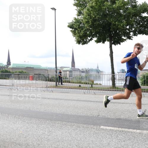 29.06.2025 - hella hamburg halbmarathon Lena Gebhardt http://msf.ph/oto/8410316 29.06.2025 10:25:07 Lombardsbrücke 1627, 1740, 2000, 2108, 2249, 2278, 3099, 3113, 3920, 3961, 3963, 4008, 4010, 4444, 5126, 5564, 5814, 6261, 6869, 7778, 8083, 8962, 9573, 9927, 10907, 11400, 11816, 11817, 11921, 13510, 14086, 14649, 14898, 15016, 15119, 15124, 15153, 15679, 15942, 15975, 16421, 16422, 17185, 17535, 17954, 18194, 18198 meine-sportfotos.de