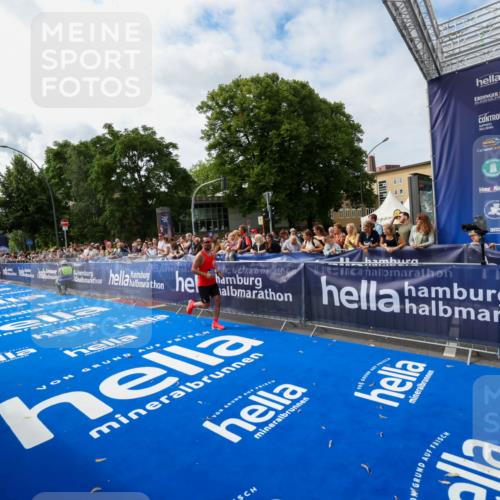 29.06.2025 - hella hamburg halbmarathon Zöllner http://msf.ph/oto/8410333 29.06.2025 10:20:24 Ziel 12373, 16245 meine-sportfotos.de