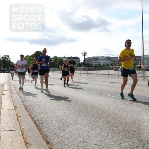 29.06.2025 - hella hamburg halbmarathon Lena Gebhardt http://msf.ph/oto/8410343 29.06.2025 09:50:12 Lombardsbrücke 1176, 18275, 16648, 5302, 1343, 1615, 1675, 1688, 1800, 1803, 1975, 2324, 2415, 2568, 2573, 2826, 2949, 3332, 3431, 3530, 4303, 4318, 4398, 4528, 4823, 5248, 5409, 5436, 5791, 5803, 6123, 6458, 6649, 6682, 6704, 7495, 7774, 7796, 8450, 8629, 8925, 9017, 9116, 9264, 9265, 9294, 9296, 9302, 9365, 9711, 9979, 10218, 10680, 10894, 11379, 11765, 11767, 12292, 12327, 12540, 12554, 12839, 12895, 13141, 13457, 13725, 13800, 14077, 14204, 14374, 14560, 14688 meine-sportfotos.de