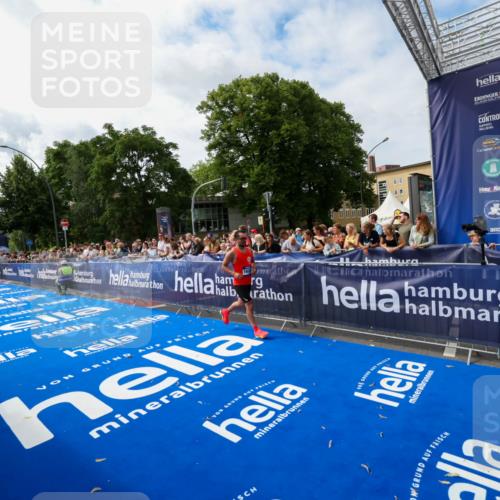 29.06.2025 - hella hamburg halbmarathon Zöllner http://msf.ph/oto/8410345 29.06.2025 10:20:25 Ziel 12373, 16245 meine-sportfotos.de