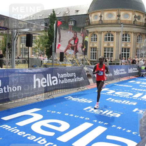 29.06.2025 - hella hamburg halbmarathon Michael Strokosch http://msf.ph/oto/8410351 29.06.2025 10:12:26 Ziel 39, 47 meine-sportfotos.de