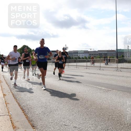 29.06.2025 - hella hamburg halbmarathon Lena Gebhardt http://msf.ph/oto/8410361 29.06.2025 09:50:12 Lombardsbrücke 095, 1176, 18275, 16648, 1343, 1615, 1675, 1688, 1800, 1803, 1975, 2324, 2415, 2568, 2573, 2826, 2949, 3332, 3431, 3530, 4303, 4318, 4398, 4528, 4823, 5248, 5409, 5436, 5791, 5803, 6123, 6458, 6649, 6682, 6704, 7495, 7774, 7796, 8450, 8629, 8925, 9017, 9116, 9264, 9265, 9294, 9296, 9302, 9365, 9711, 9979, 10218, 10680, 10894, 11379, 11765, 11767, 12292, 12327, 12540, 12554, 12839, 12895, 13141, 13457, 13725, 13800, 14077, 14204, 14374, 14560, 14688 meine-sportfotos.de