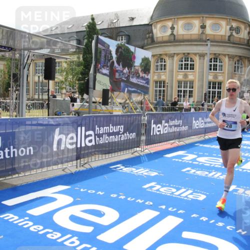29.06.2025 - hella hamburg halbmarathon Michael Strokosch http://msf.ph/oto/8410382 29.06.2025 10:12:44 Ziel 28 meine-sportfotos.de