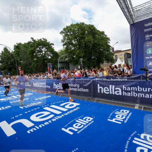 29.06.2025 - hella hamburg halbmarathon Zöllner http://msf.ph/oto/8410384 29.06.2025 10:44:49 Ziel 1941, 2970, 3004, 3098, 3785, 4270, 4915, 7056, 7167, 7325, 15185, 15233, 16834, 17251, 18437, 19207, 19210 meine-sportfotos.de