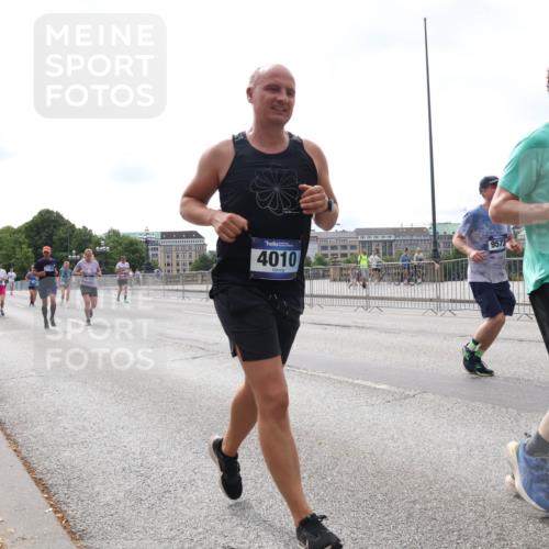 29.06.2025 - hella hamburg halbmarathon Lena Gebhardt http://msf.ph/oto/8410394 29.06.2025 10:25:08 Lombardsbrücke 1740, 4010, 400, 9573, 1627, 1740, 2000, 2108, 2249, 2278, 3099, 3113, 3920, 3961, 3963, 4008, 4010, 4444, 5126, 5564, 5814, 6261, 6869, 7778, 8083, 8962, 9573, 9927, 10907, 11400, 11816, 11817, 11921, 13510, 14086, 14649, 14898, 15016, 15119, 15124, 15153, 15679, 15942, 16421, 16422, 17185, 17535, 17954, 18194, 18198 meine-sportfotos.de