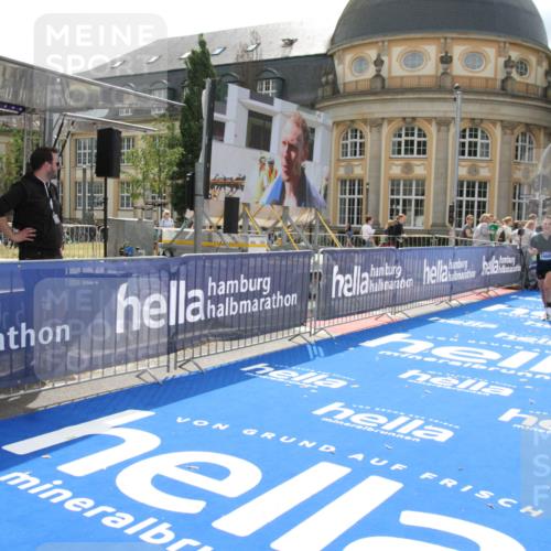 29.06.2025 - hella hamburg halbmarathon Michael Strokosch http://msf.ph/oto/8410401 29.06.2025 10:14:00 Ziel 31, 42, 14689 meine-sportfotos.de
