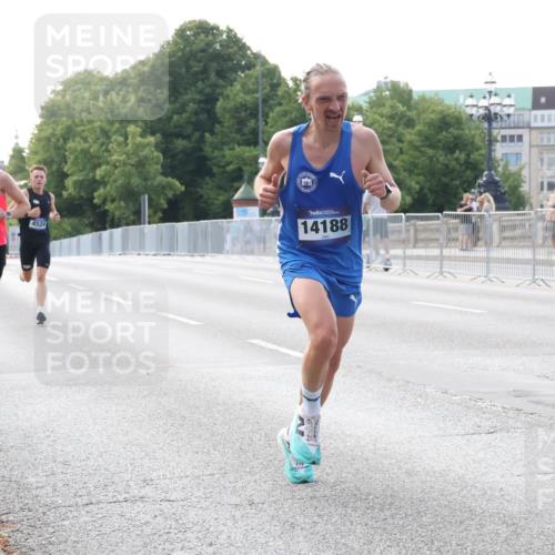 29.06.2025 - hella hamburg halbmarathon Lena Gebhardt http://msf.ph/oto/8410405 29.06.2025 09:39:08 Lombardsbrücke 19072, 4524, 14188, 4524, 14188, 16529, 19072 meine-sportfotos.de