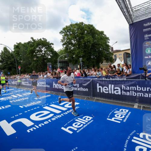 29.06.2025 - hella hamburg halbmarathon Zöllner http://msf.ph/oto/8410413 29.06.2025 10:44:51 Ziel 1941, 2098, 2970, 3004, 3098, 3785, 4270, 4915, 7056, 7167, 7325, 9720, 12161, 15185, 15233, 16834, 17251, 19207, 19210 meine-sportfotos.de