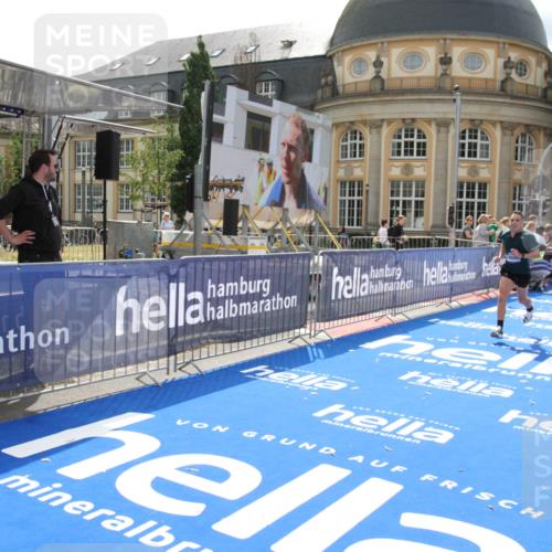 29.06.2025 - hella hamburg halbmarathon Michael Strokosch http://msf.ph/oto/8410414 29.06.2025 10:14:00 Ziel 31, 42, 14689 meine-sportfotos.de