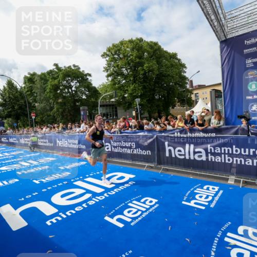 29.06.2025 - hella hamburg halbmarathon Zöllner http://msf.ph/oto/8410418 29.06.2025 10:20:30 Ziel 12373 meine-sportfotos.de