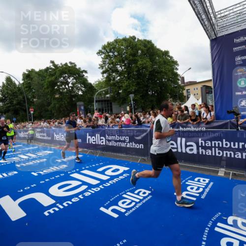 29.06.2025 - hella hamburg halbmarathon Zöllner http://msf.ph/oto/8410422 29.06.2025 10:44:52 Ziel 1941, 2098, 2970, 3004, 3098, 3785, 4270, 4915, 7056, 7167, 7325, 9720, 12161, 16834, 17251, 19207, 19210 meine-sportfotos.de