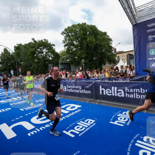 29.06.2025 - hella hamburg halbmarathon Zöllner http://msf.ph/oto/8410441 29.06.2025 10:44:53 Ziel 1941, 2098, 2970, 3004, 3098, 3785, 4270, 4425, 4915, 7056, 7167, 7325, 9720, 12161, 16834, 17406, 18631, 19207, 19210 meine-sportfotos.de