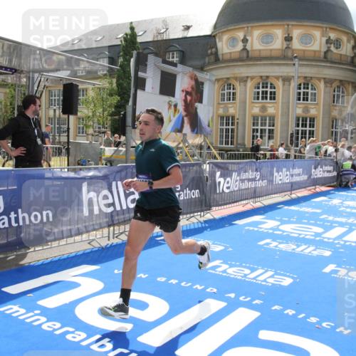 29.06.2025 - hella hamburg halbmarathon Michael Strokosch http://msf.ph/oto/8410445 29.06.2025 10:14:02 Ziel 31, 42, 14689 meine-sportfotos.de